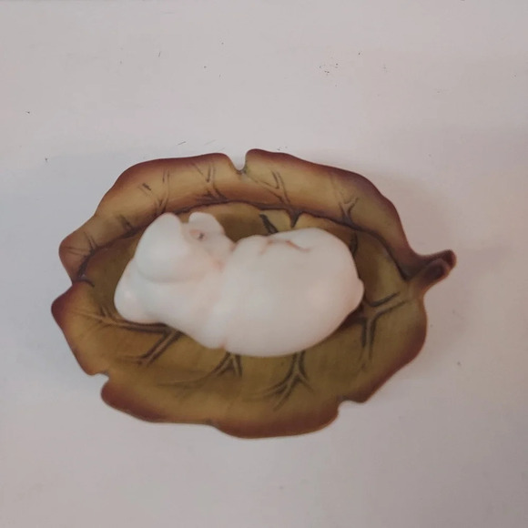 Jaffe Rose - Akita - Porcelain Sleeping Pig on Leaf Figurine - Picture 3 of 10